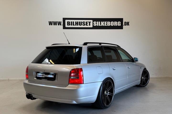 Sort Audi S4 fra 1999