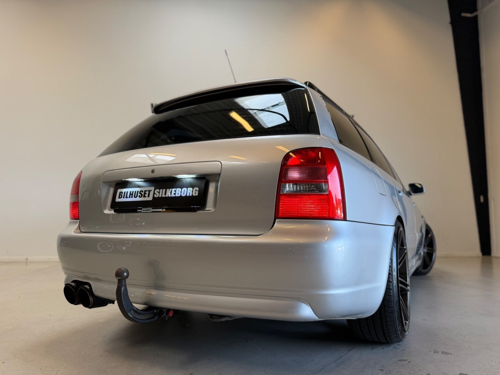 Sort Audi S4 fra 1999