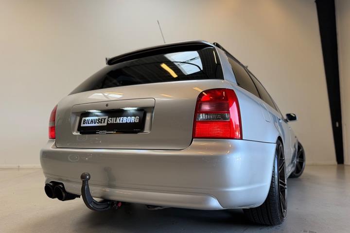 Sort Audi S4 fra 1999