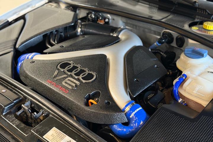 Sort Audi S4 fra 1999