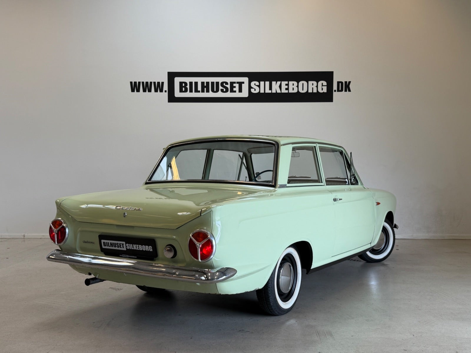 Grå Ford Consul Cortina fra 1963
