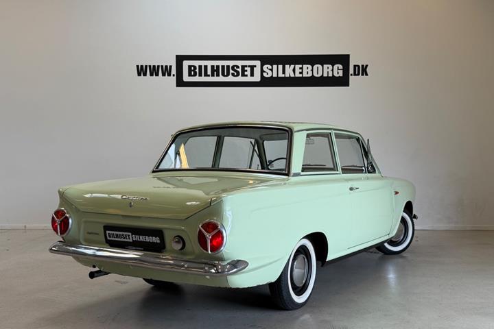 Grå Ford Consul Cortina fra 1963
