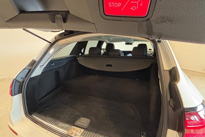 Sort Mercedes E300 de fra 2020