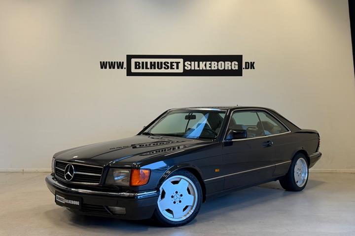 Blå Mercedes 560 SEC fra 1986