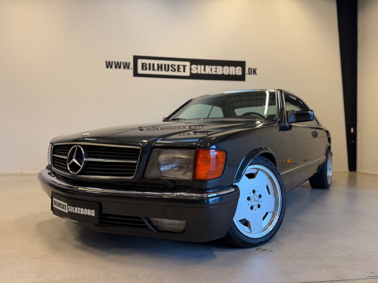 Blå Mercedes 560 SEC fra 1986