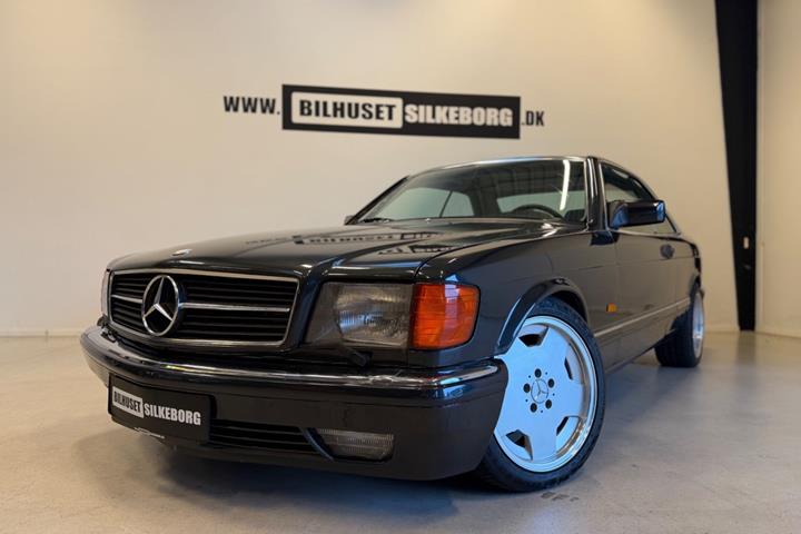 Blå Mercedes 560 SEC fra 1986