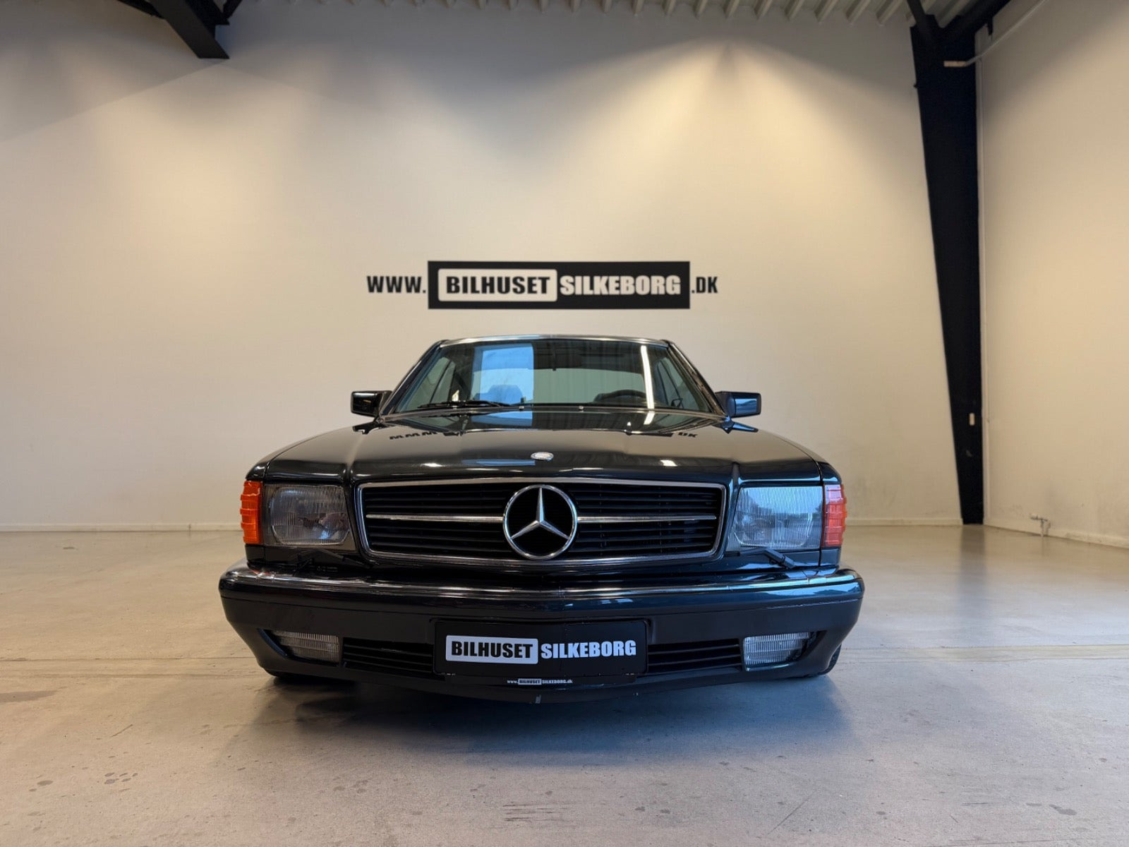 Blå Mercedes 560 SEC fra 1986