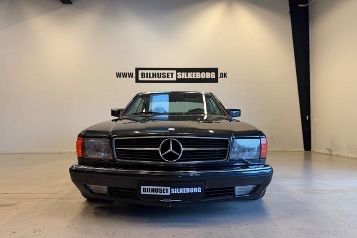 Blå Mercedes 560 SEC fra 1986