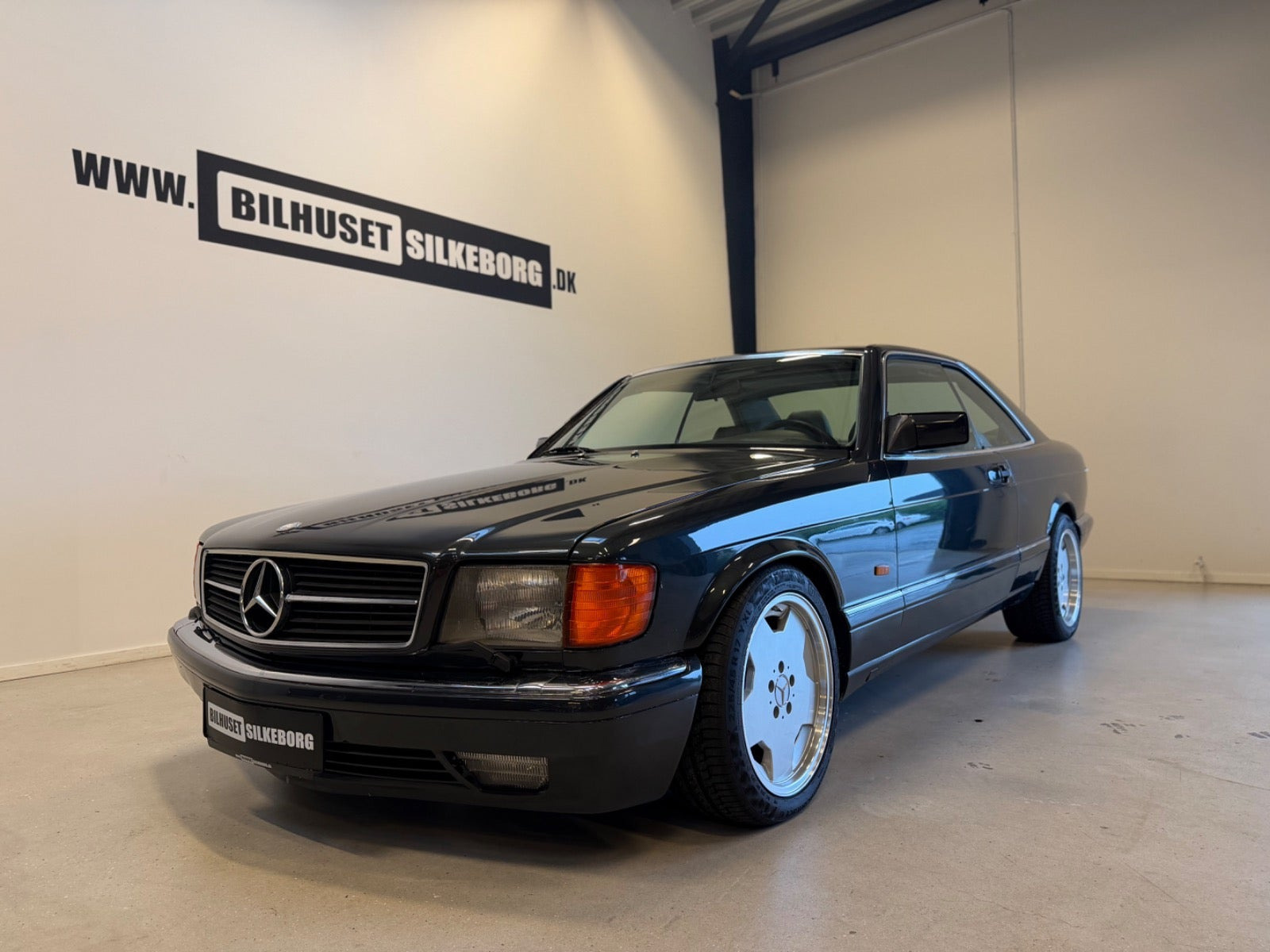Blå Mercedes 560 SEC fra 1986