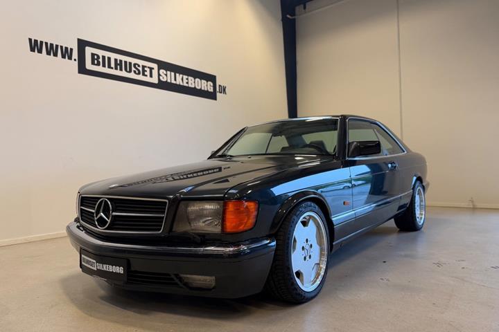 Blå Mercedes 560 SEC fra 1986