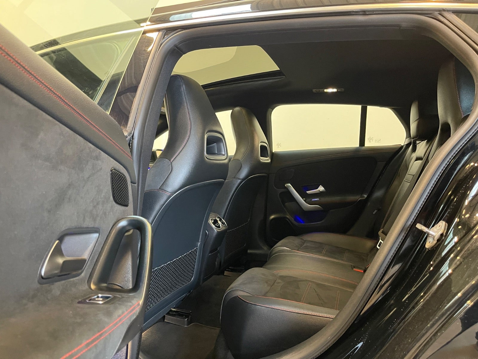 Rød Mercedes CLA220 d fra 2020