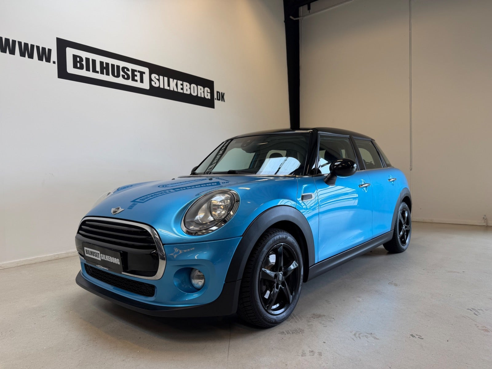 Blå Mini Cooper fra 2015