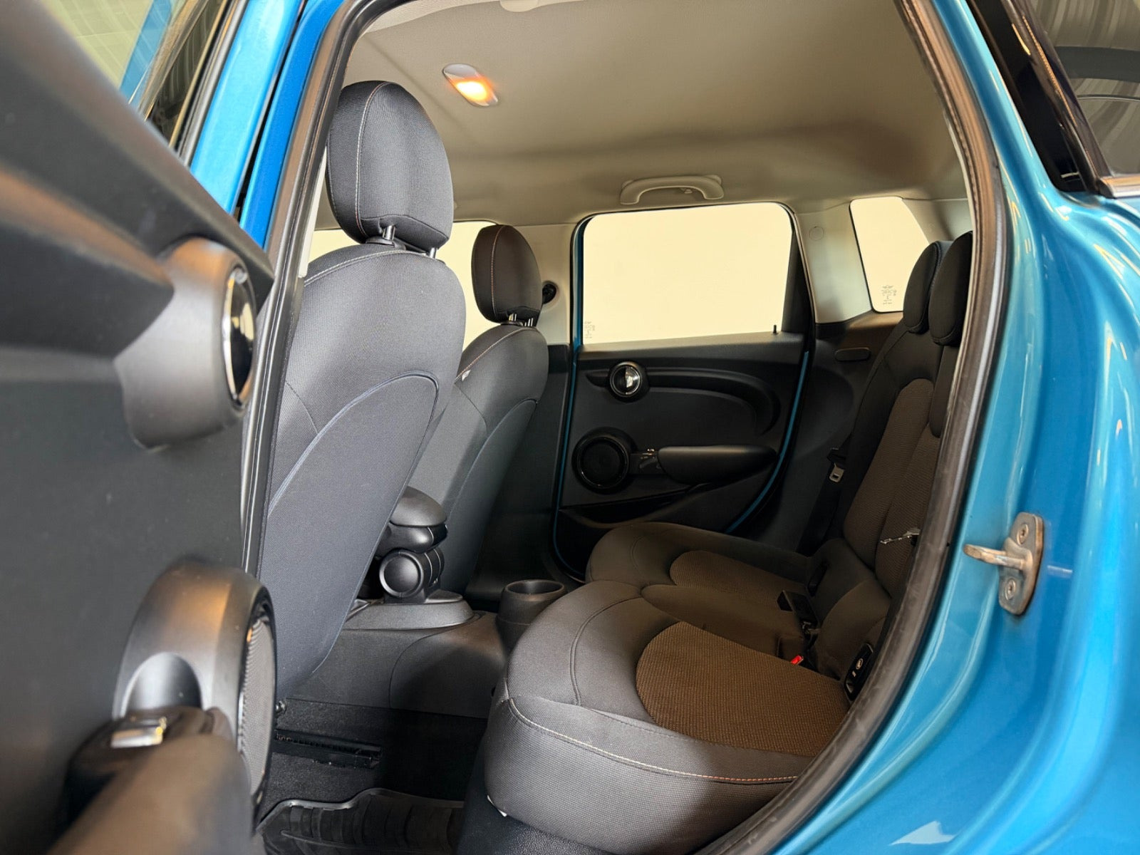 Blå Mini Cooper fra 2015