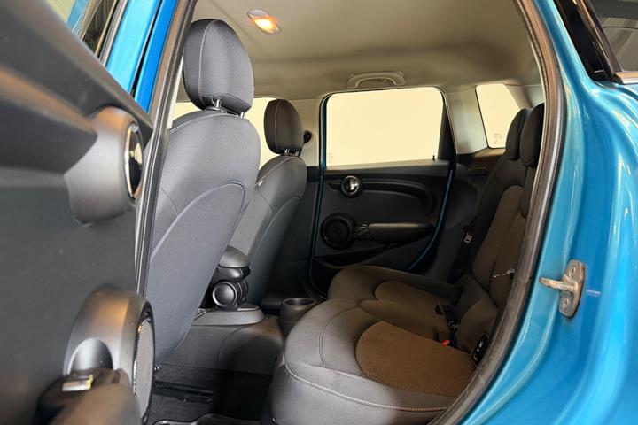 Blå Mini Cooper fra 2015