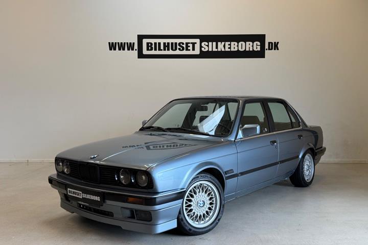 Sort BMW 320i fra 1989