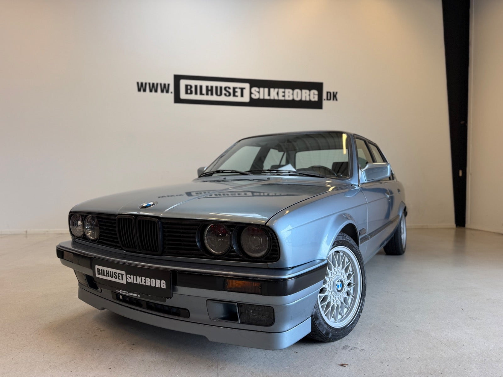 Sort BMW 320i fra 1989