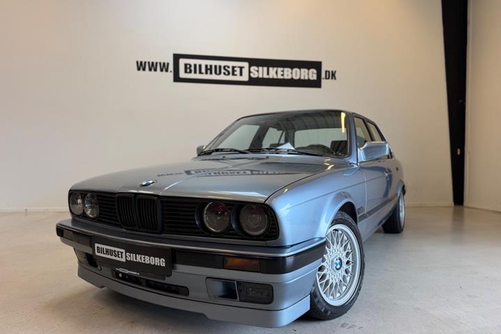 Sort BMW 320i fra 1989