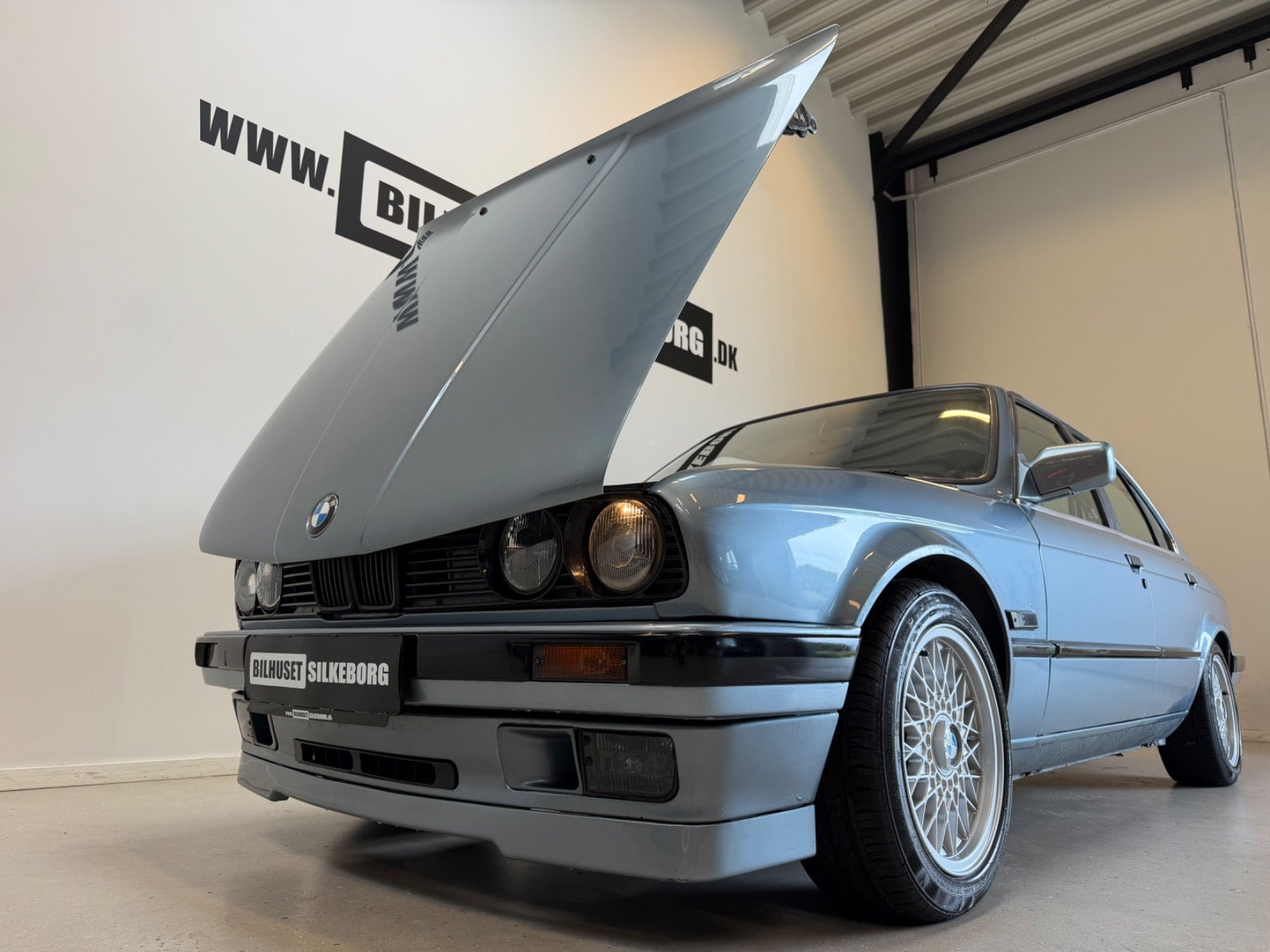 Sort BMW 320i fra 1989