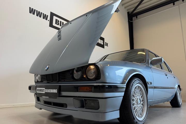 Sort BMW 320i fra 1989
