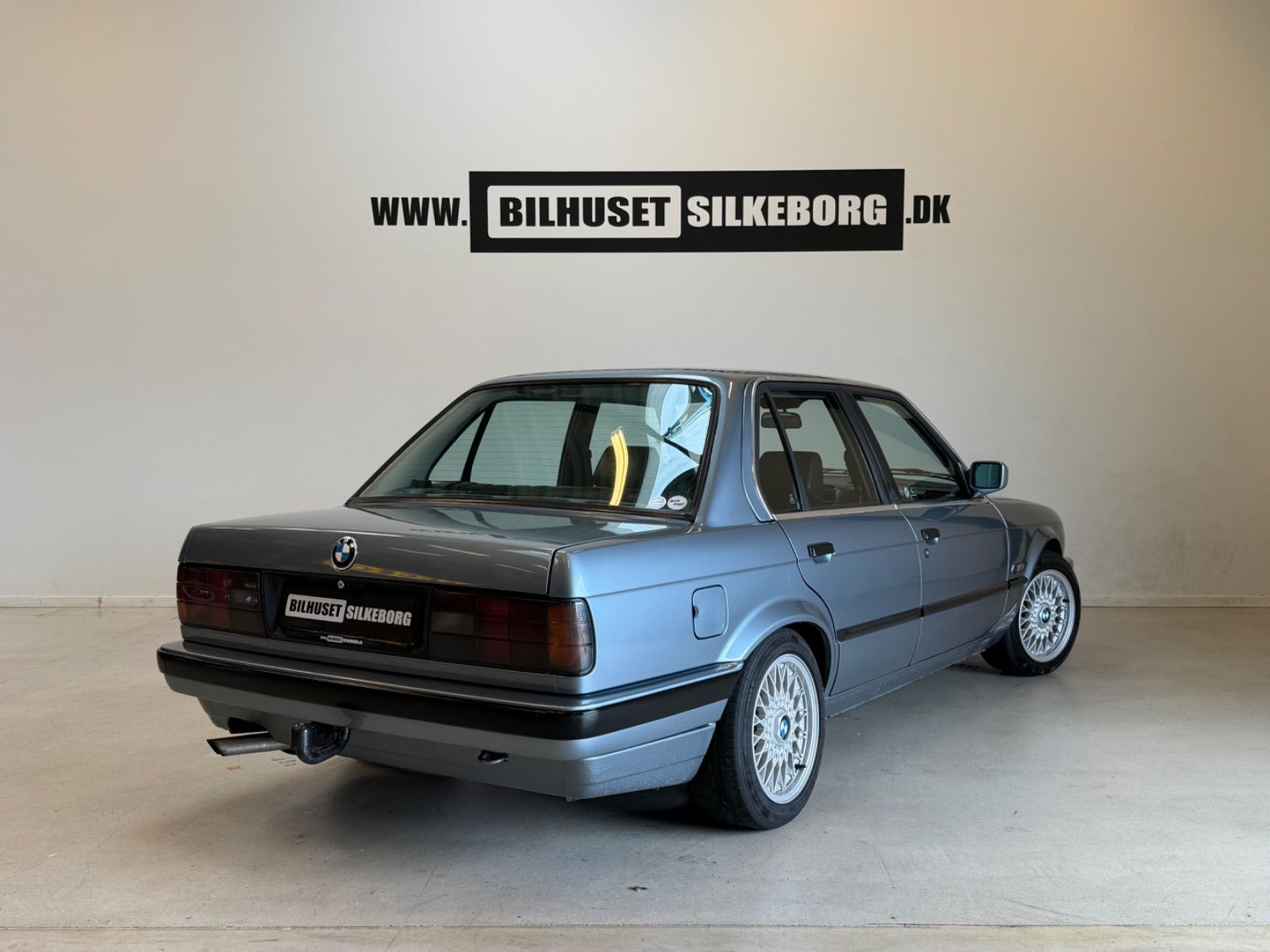 Sort BMW 320i fra 1989
