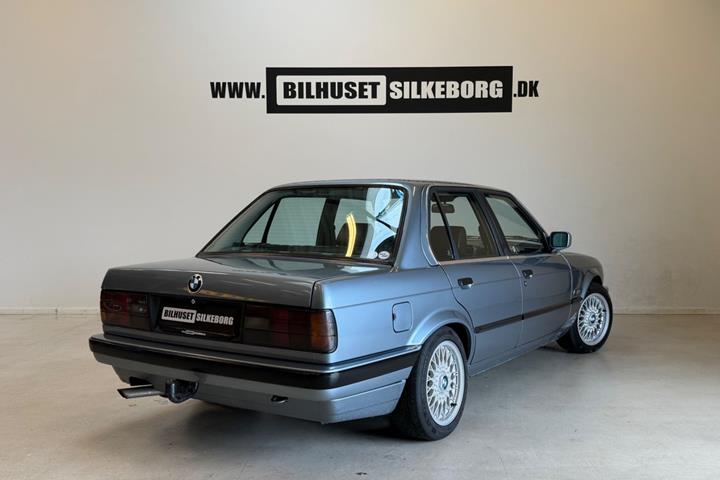Sort BMW 320i fra 1989