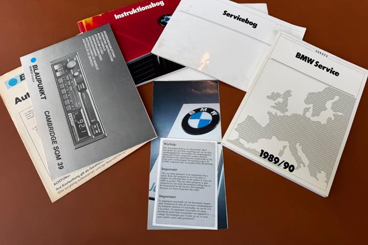 Sort BMW 320i fra 1989