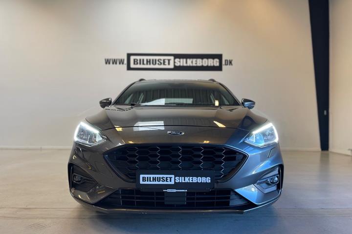 Rød Ford Focus fra 2019
