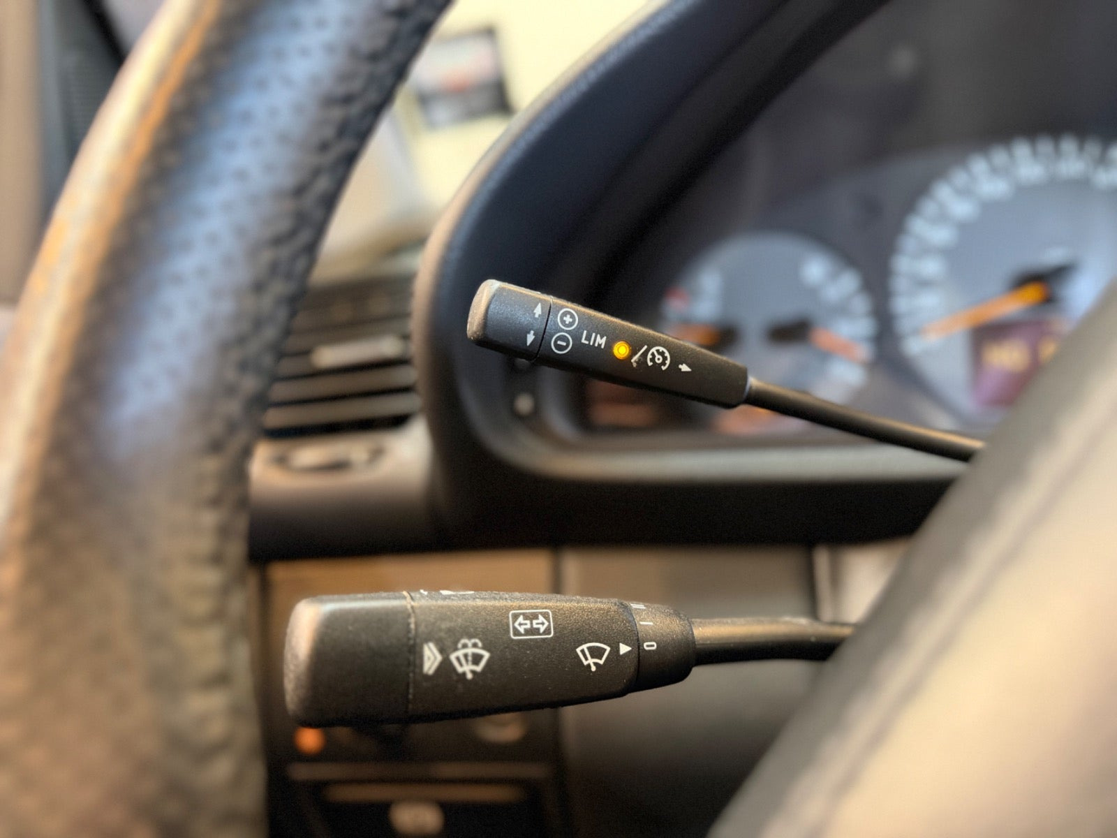 Sølv Mercedes CLK230 fra 2003