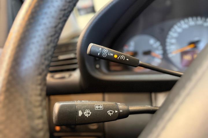 Sølv Mercedes CLK230 fra 2003