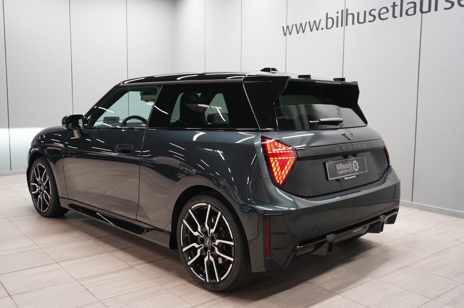 Grå Mini Cooper E fra 2025