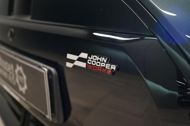 Grå Mini Cooper E fra 2025