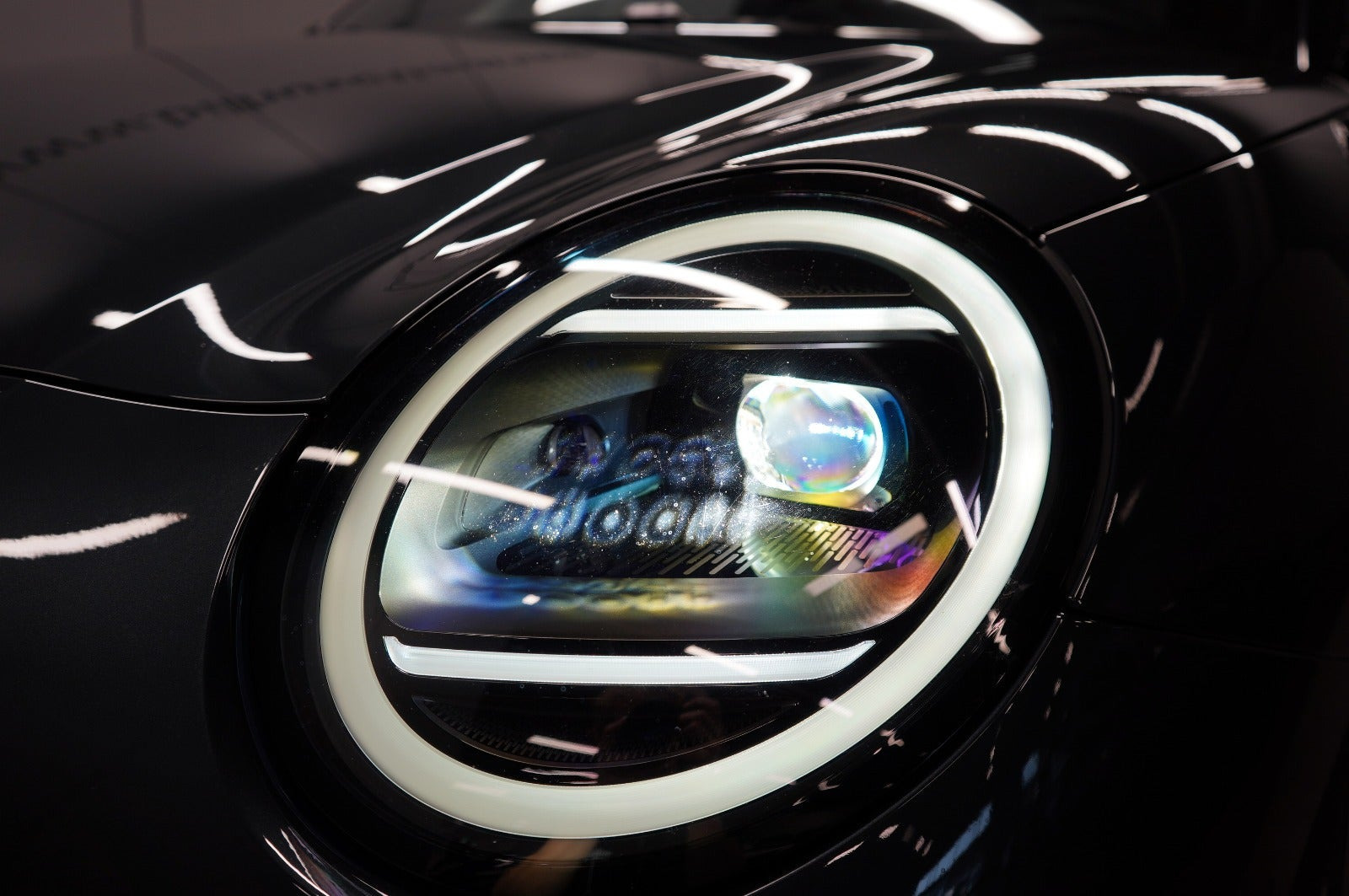 Grå Mini Cooper E fra 2025