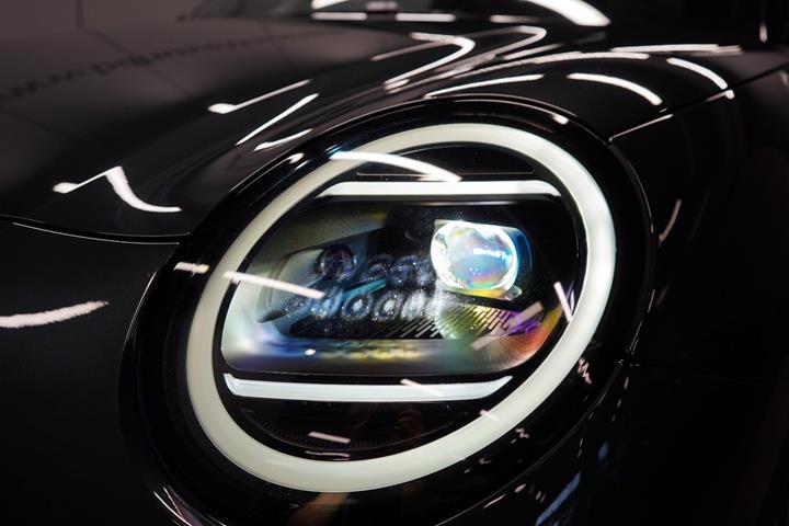 Grå Mini Cooper E fra 2025