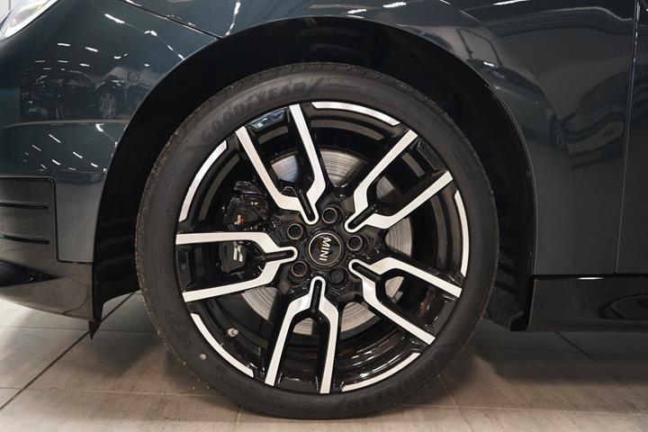 Grå Mini Cooper E fra 2025