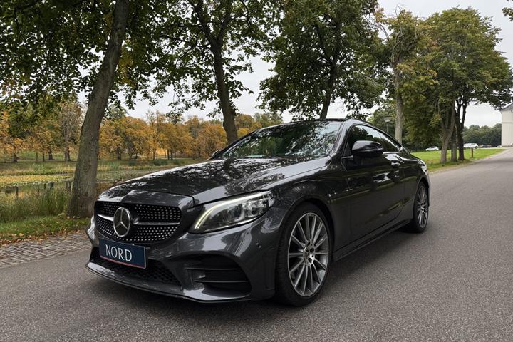 Grå Mercedes C300 fra 2018