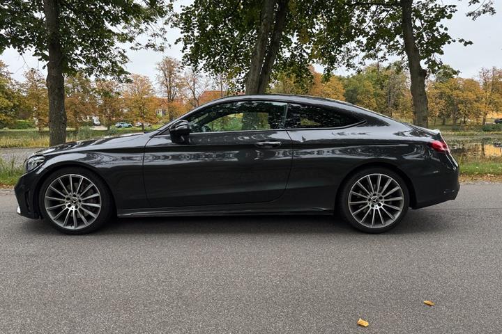 Grå Mercedes C300 fra 2018