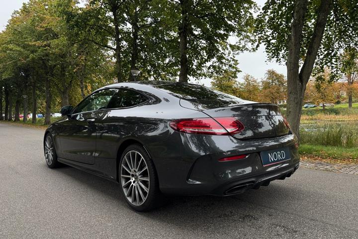 Grå Mercedes C300 fra 2018