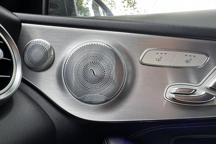 Grå Mercedes C300 fra 2018
