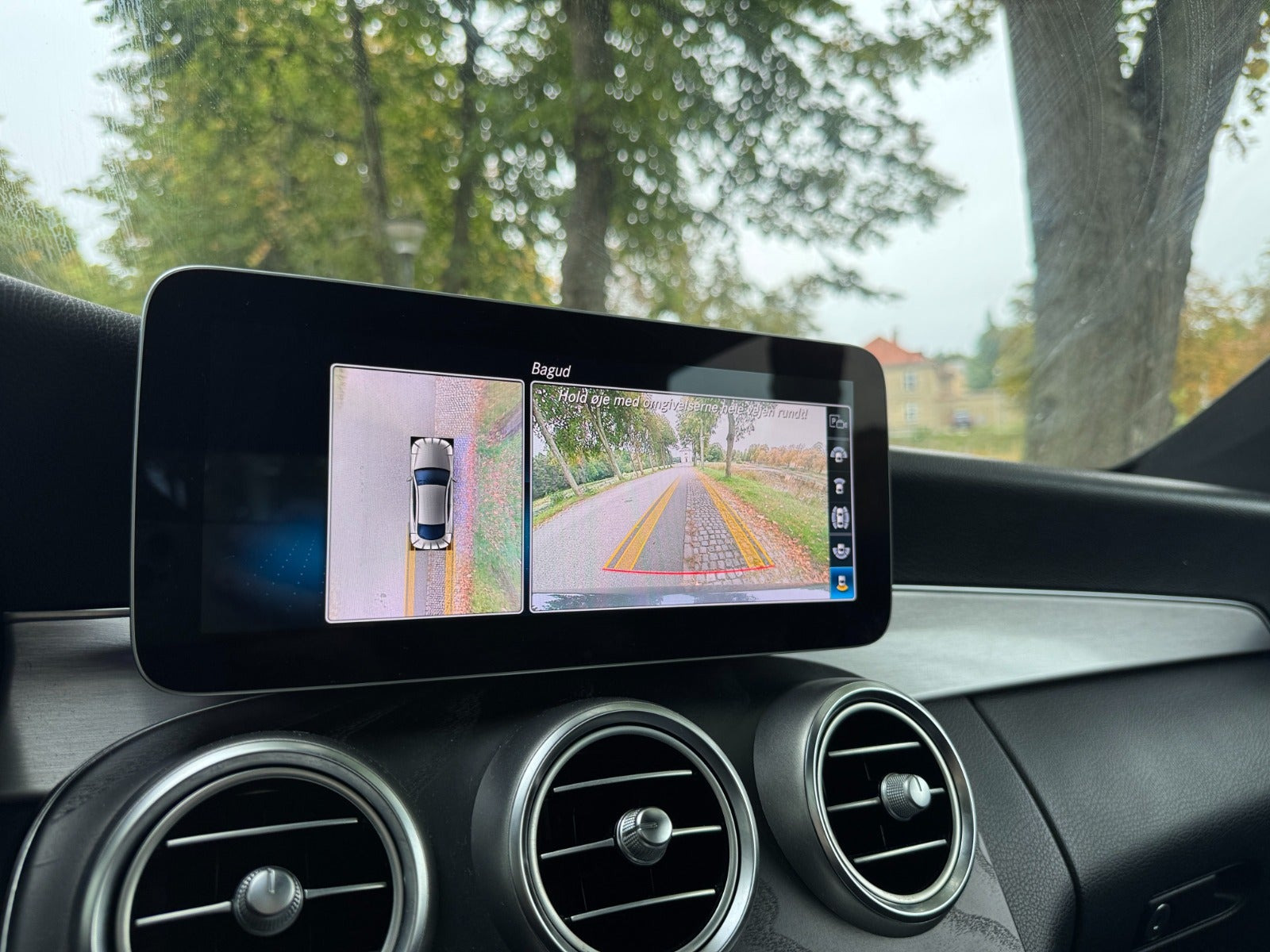 Grå Mercedes C300 fra 2018