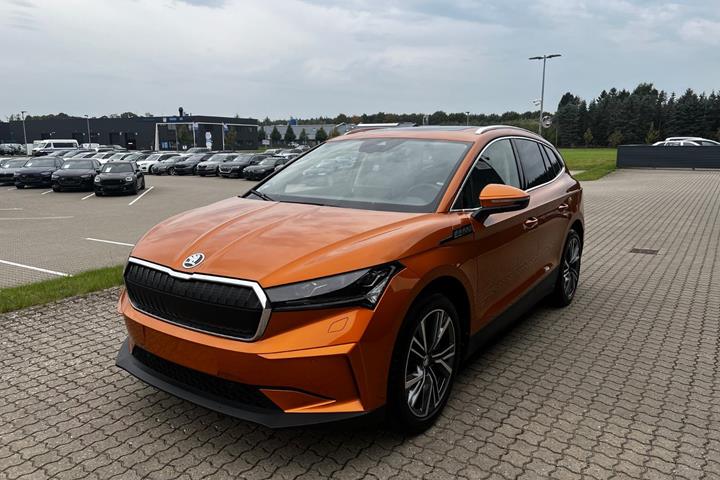 Orange Skoda Enyaq fra 2023 set udefra