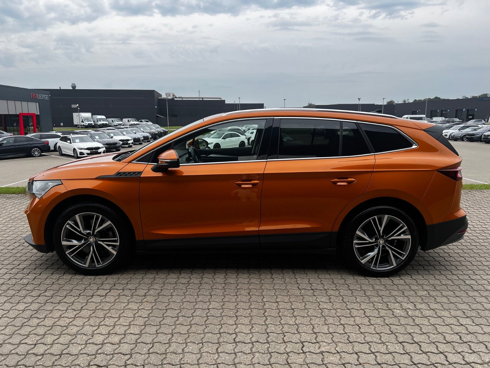 Orange Skoda Enyaq fra 2023