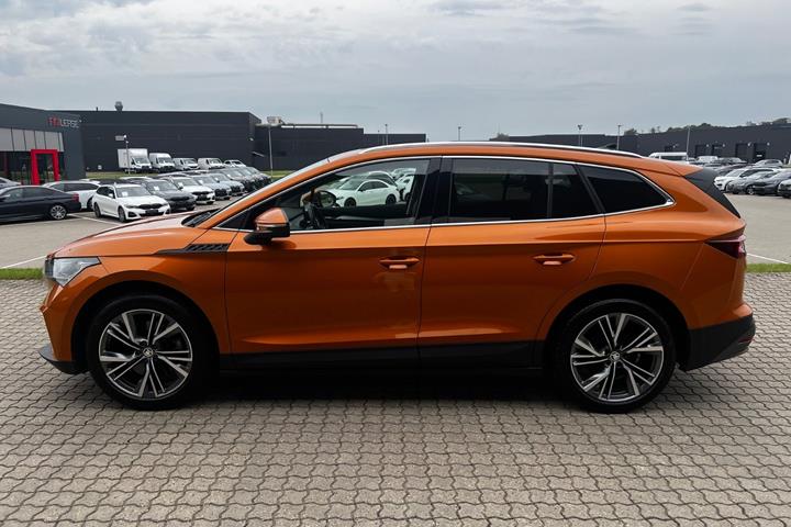 Orange Skoda Enyaq fra 2023