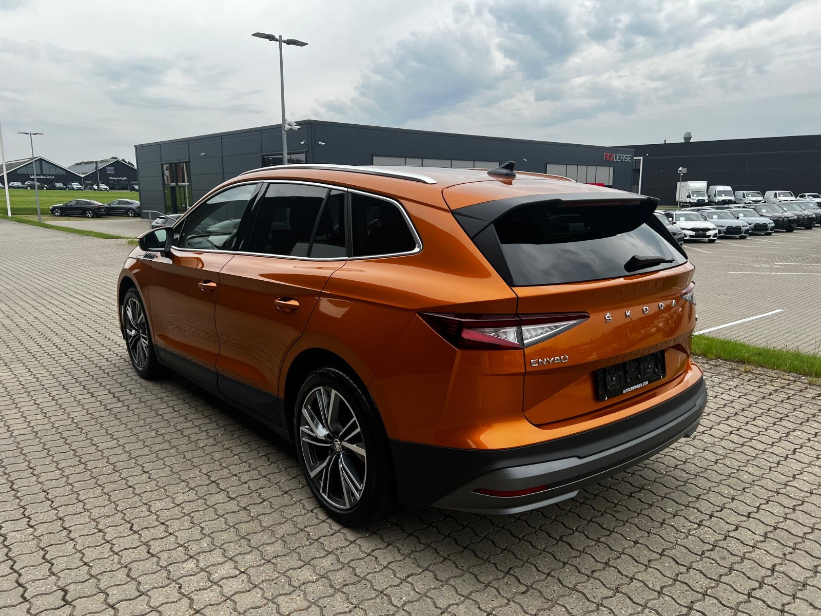 Orange Skoda Enyaq fra 2023