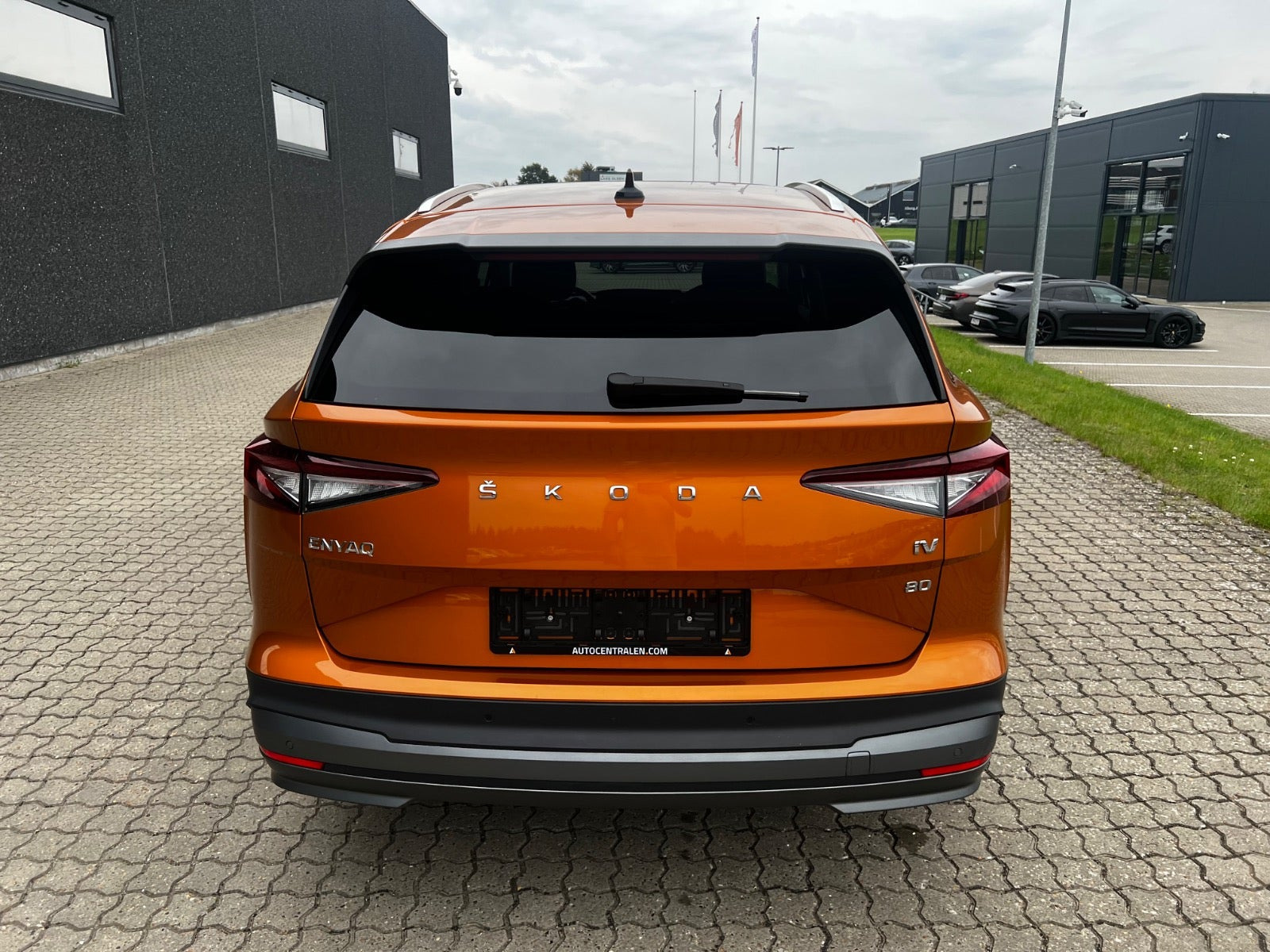 Orange Skoda Enyaq fra 2023