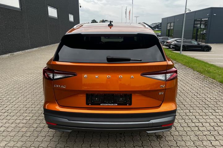 Orange Skoda Enyaq fra 2023