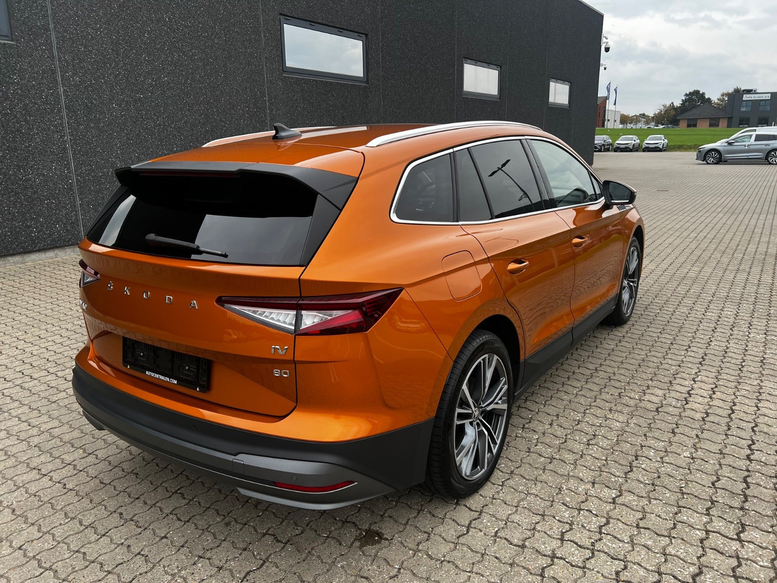 Orange Skoda Enyaq fra 2023