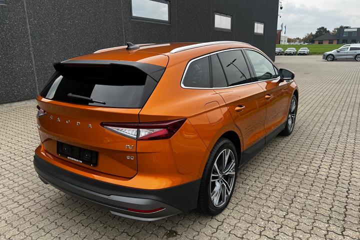 Orange Skoda Enyaq fra 2023