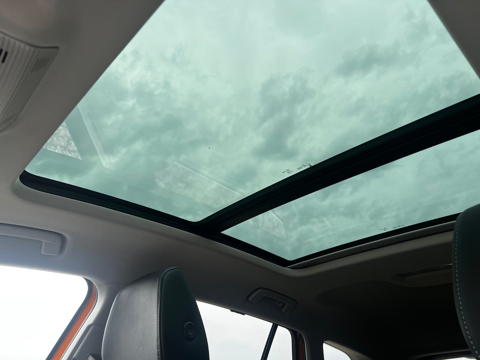 Orange Skoda Enyaq fra 2023