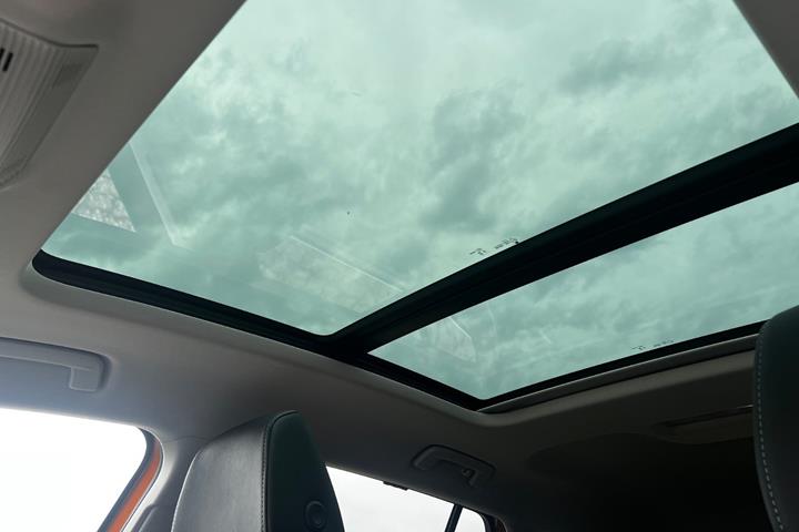 Orange Skoda Enyaq fra 2023