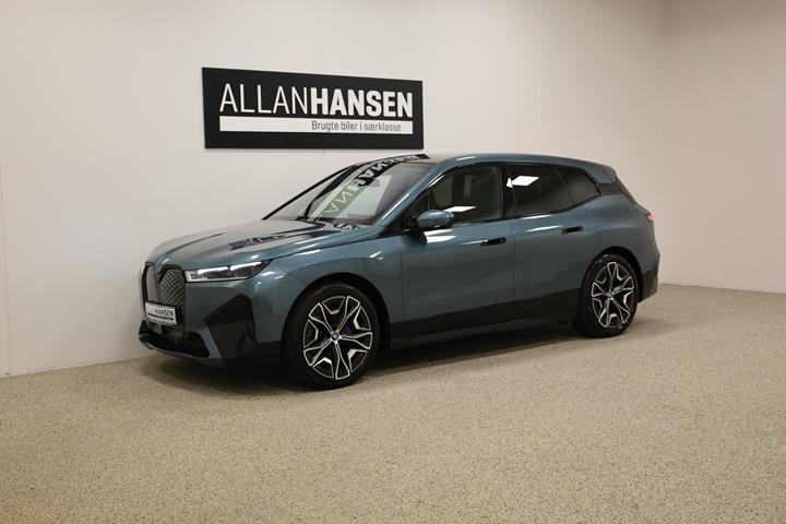 Blå BMW iX fra 2023